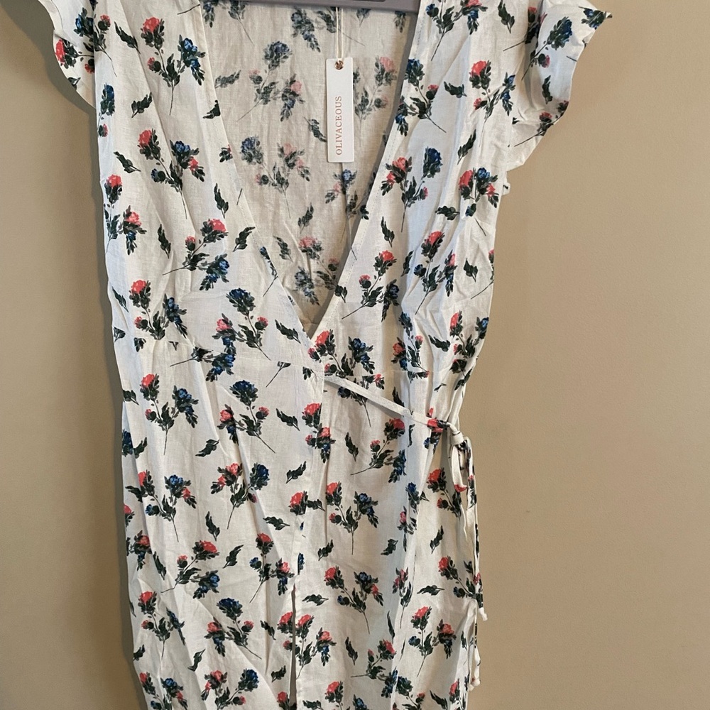 NWT Olivaceous white floral wrap mini dress size medium
